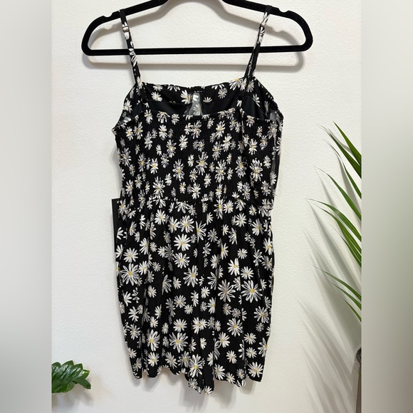 NWT black floral daisy pattern romper, size small - Picture 3 of 4